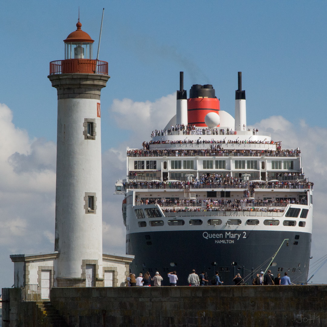 Le Queen Mary 2 et le phare du vieux mole